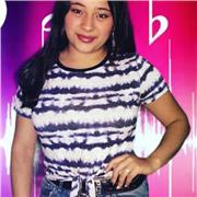 Profesora de musica imparte conocimientos musicales a niños de todas las edades